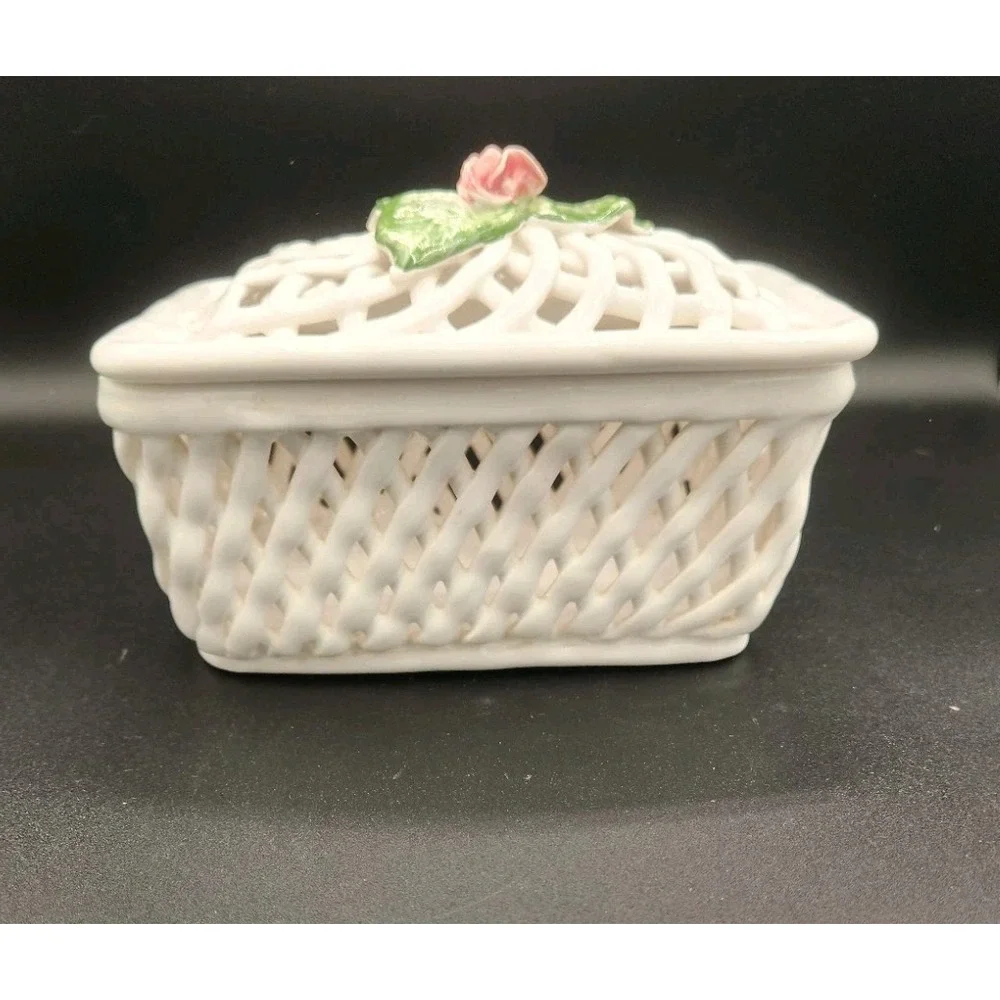 VIntage Savoir Vivre porcelain open-weave rectangular‎ lidded box Lattice Design